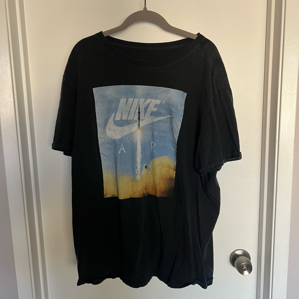 Nike Men’s graphic t-shirt size XL